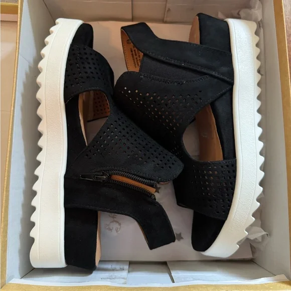 Very G Black Wedge Sandal - Picture 2 of 2